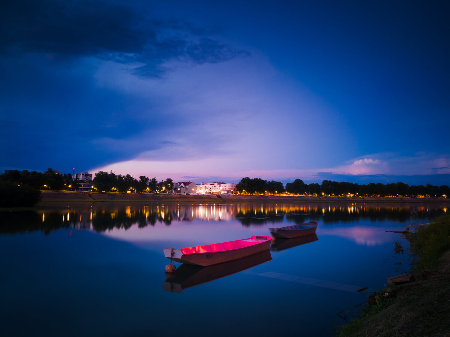 Save-Ufer in Slavonski Brod bei blauer Stunde
